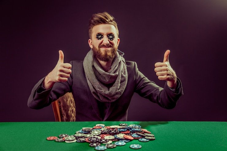 Pengguna membaca pedoman aturan bonus untuk bermain dengan aman di platform hiburan digital